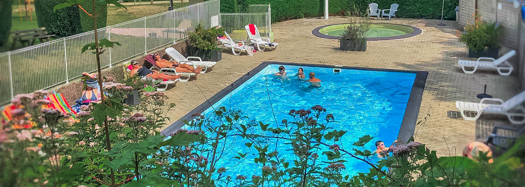 detente sur nos transats au bord de la piscine